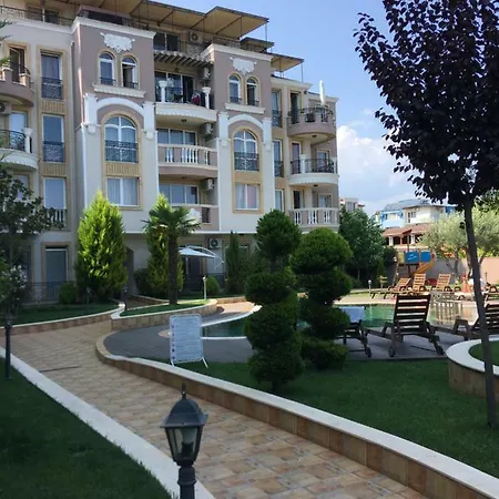 Apartment Vase With Pool Rawda